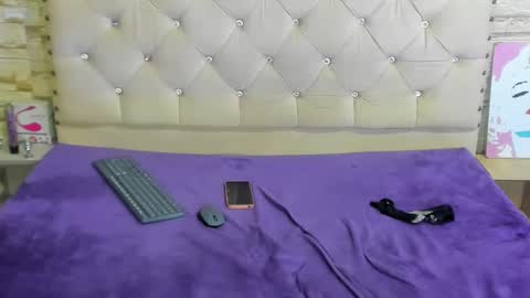 Monii Yi online show from 5, 2, 2025