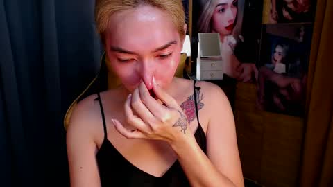 Snapshot of aurakharisma_xx chatting on 6, 3, 2025 Miss awra online show from 6, 3, 2025