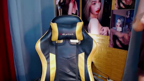 Snapshot of aurakharisma_xx chatting on 28, 9, 2025 Miss awra online show from 28, 9, 2025