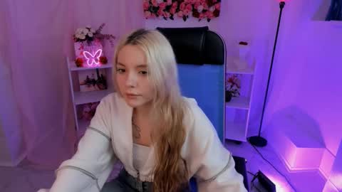 aurorawrenfield online show from 19, 9, 2025