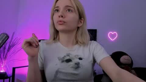 aurorawrenfield online show from 13, 4, 2026