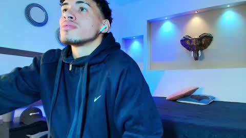 Snapshot of austin_collinss chatting on 5, 1, 2025 AUSTIN online show from 5, 1, 2025