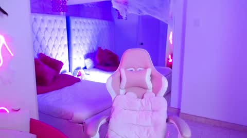 AVA online show from 4, 10, 2025