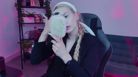 Ava nonude online show from 9, 9, 2025