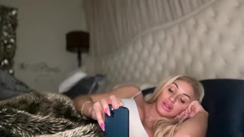 Snapshot of avalonnfoxx chatting on 2, 12, 2024 AvalonnFoxx online show from 2, 12, 2024
