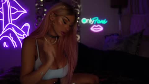 Snapshot of avalonnfoxx chatting on 14, 12, 2024 AvalonnFoxx online show from 14, 12, 2024