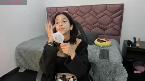 Snapshot of aveline_lux_ chatting on 9, 9, 2025 aveline_lux_ online show from 9, 9, 2025