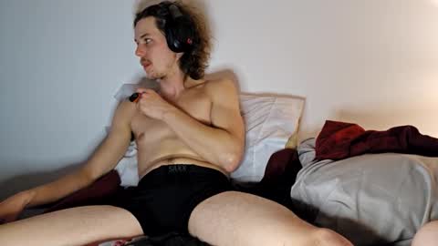 Snapshot of averageguytv chatting on 19, 9, 2025 averageguytv online show from 19, 9, 2025