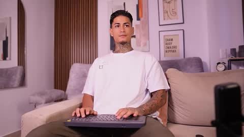 Agustin online show from 6, 11, 2025