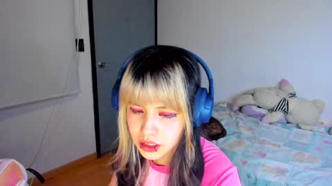 Azu Moure online show from 17, 12, 2024