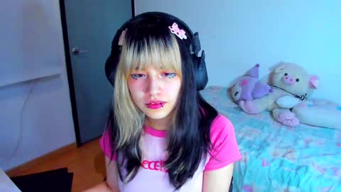 Azu Moure online show from 18, 1, 2025