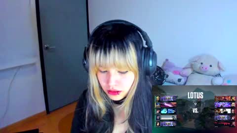 Azu Moure online show from 20, 1, 2025