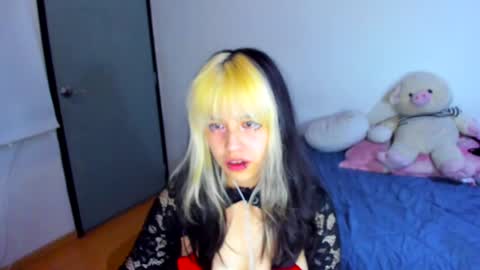 Azu Moure online show from 22, 2, 2025