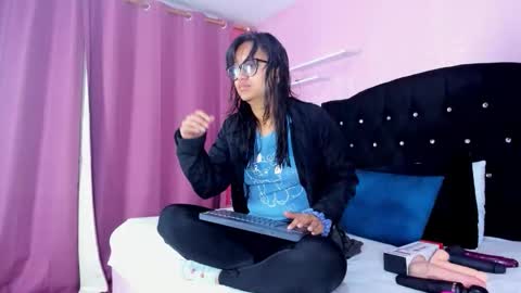 Snapshot of azul_moon chatting on 2, 12, 2025 azul_moon online show from 2, 12, 2025