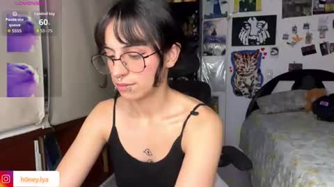 Snapshot of b0nnie_h0ney chatting on 27, 6, 2026 Lyanna online show from 27, 6, 2026
