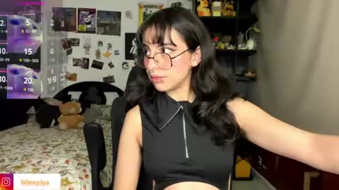 Snapshot of b0nnie_h0ney chatting on 4, 7, 2026 Lyanna online show from 4, 7, 2026