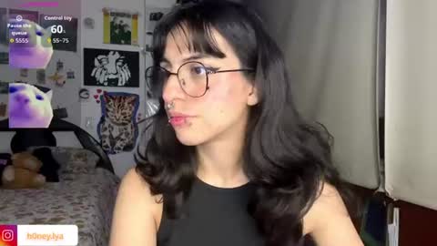 Snapshot of b0nnie_h0ney chatting on 8, 7, 2026 Lyanna online show from 8, 7, 2026