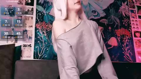 Snapshot of babe_moister chatting on 5, 10, 2025 babe_moister online show from 5, 10, 2025