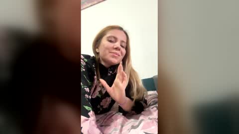 Snapshot of baby_blondee chatting on 17, 4, 2026 Baby Blonde online show from 17, 4, 2026