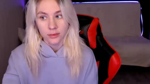 baby_kitte online show from 9, 12, 2024