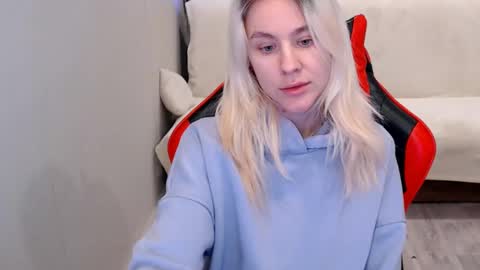 baby_kitte online show from 9, 12, 2024