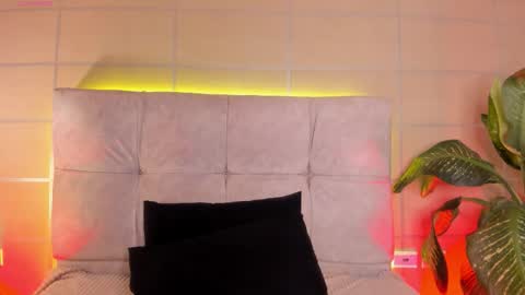 Snapshot of baby_moo chatting on 21, 10, 2025 Moon online show from 21, 10, 2025