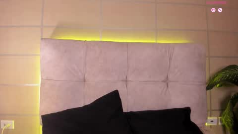 Snapshot of baby_moo chatting on 30, 10, 2025 Moon online show from 30, 10, 2025