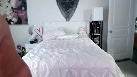 Snapshot of babyempathy chatting on 18, 1, 2026 akira online show from 18, 1, 2026