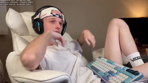 Snapshot of babyfacenorth chatting on 24, 12, 2024 Big cock boy online show from 24, 12, 2024