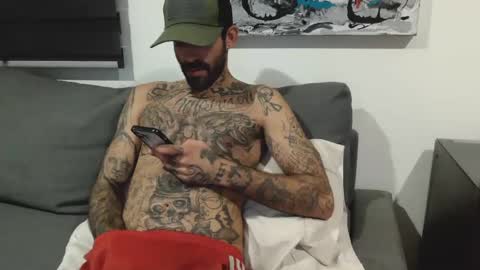 Snapshot of badcouple_ chatting on 1, 10, 2025 BadCouple online show from 1, 10, 2025