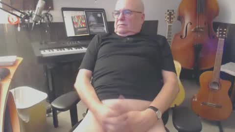 Snapshot of bassman0611 chatting on 12, 1, 2026 Bassman online show from 12, 1, 2026