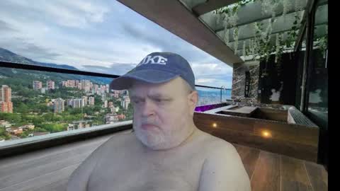 Snapshot of bear4muscle chatting on 12, 10, 2025 Dookie online show from 12, 10, 2025