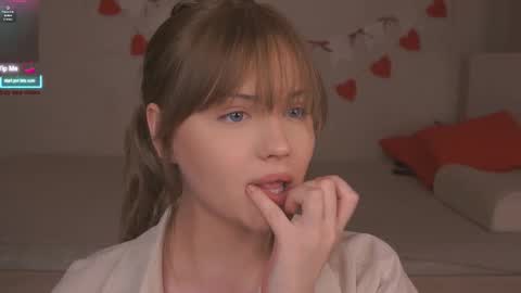 Snapshot of beatris_mils chatting on 4, 2, 2026 Beatrice online show from 4, 2, 2026