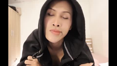 Snapshot of bee_thai chatting on 13, 12, 2024 bee_thai online show from 13, 12, 2024