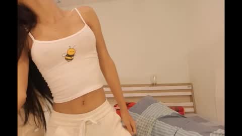 Snapshot of bee_thai chatting on 3, 10, 2025 bee_thai online show from 3, 10, 2025