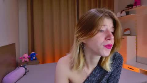 Snapshot of bella_amoury chatting on 24, 10, 2025 Bella online show from 24, 10, 2025