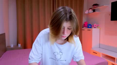 Snapshot of bella_amoury chatting on 17, 11, 2025 Bella online show from 17, 11, 2025