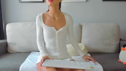 Snapshot of bella_hot77 chatting on 8, 2, 2025 Anna online show from 8, 2, 2025