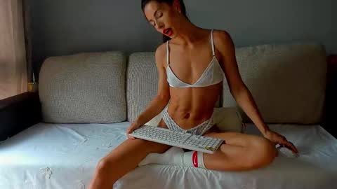 Snapshot of bella_hot77 chatting on 12, 9, 2025 Anna online show from 12, 9, 2025