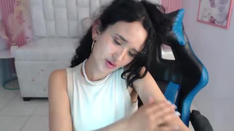 Snapshot of bella_vibes_s chatting on 22, 10, 2025 Bella online show from 22, 10, 2025