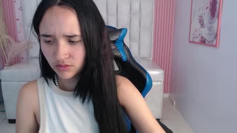 Snapshot of bella_vibes_s chatting on 21, 11, 2025 Bella online show from 21, 11, 2025