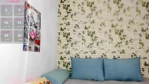 LucyJelly online show from 8, 1, 2025