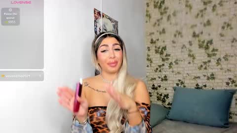 LucyJelly online show from 10, 1, 2025