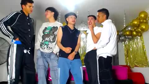 Snapshot of benz_boys chatting on 2, 2, 2025 benz boys online show from 2, 2, 2025