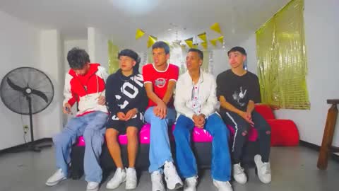 Snapshot of benz_boys chatting on 28, 2, 2025 benz boys online show from 28, 2, 2025