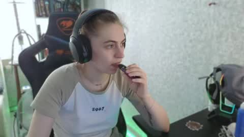 Snapshot of beverly_yay chatting on 27, 5, 2026 beverly_yay online show from 27, 5, 2026