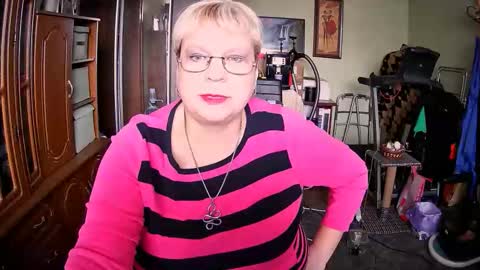 BeverlyQCynia online show from 20, 10, 2025