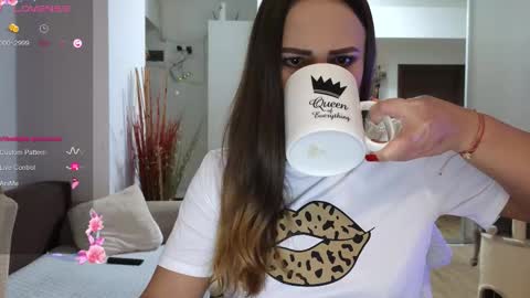   BeyonceDoll       Twitter DollBeyonce    online show from 13, 12, 2025