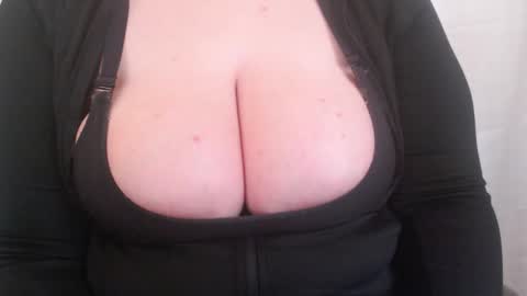 Snapshot of bigbittiesandfun chatting on 4, 2, 2025 bigbittiesandfun online show from 4, 2, 2025