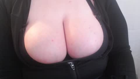 Snapshot of bigbittiesandfun chatting on 5, 2, 2025 bigbittiesandfun online show from 5, 2, 2025